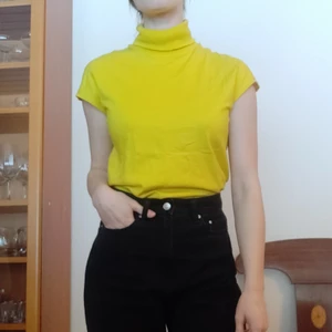Gul Turtleneck - En snygg gul turtleneck tröja med korta ärmar 💛 Pris kan diskuteras 🙌