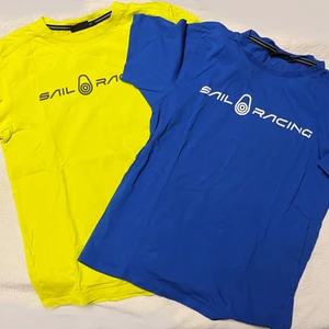 2 t-shirts från Sail Racing - 1 gul/grön och 1 blå t-shirt från Sail Racing. 40kr/st eller 70kr för båda. Ev frakt betalas av köparen. 
