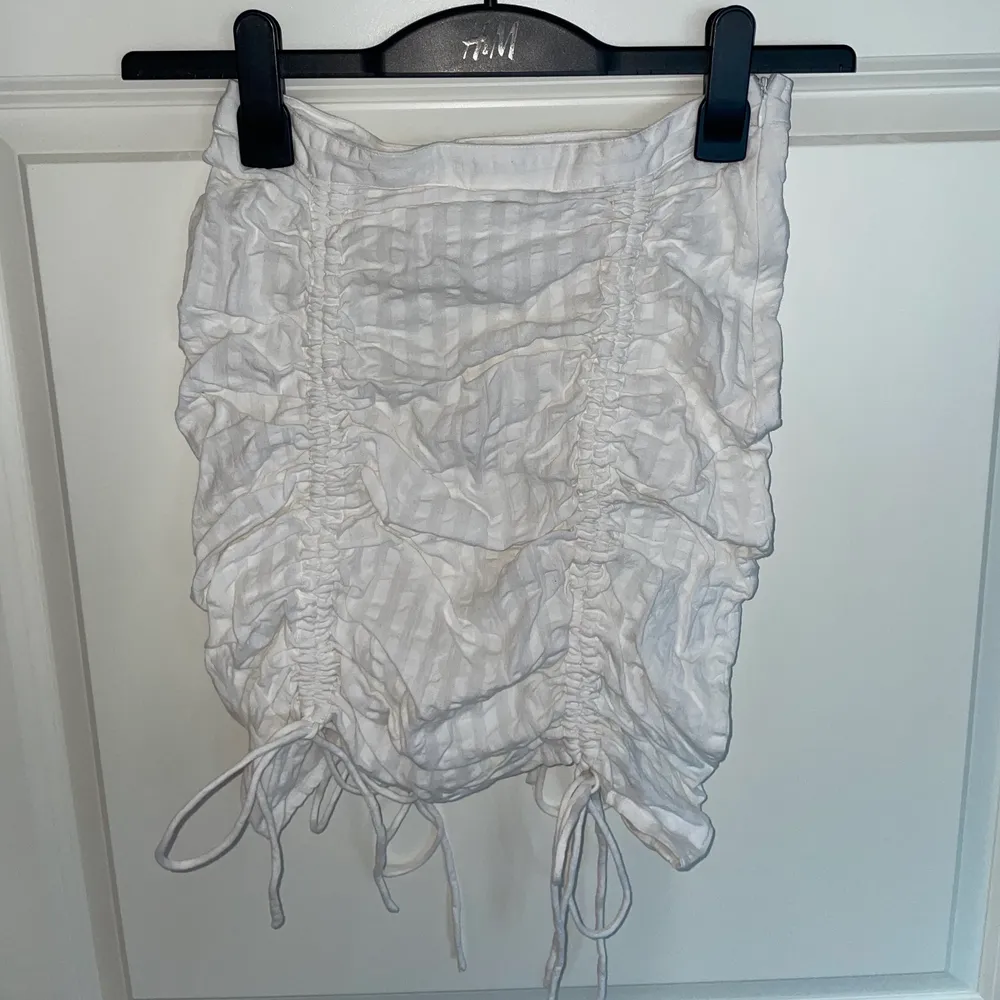 Säljer denna vita kjol i storlek 34 motsvarande XS-S. Helt ny och aldrig använd. Pris kan diskuteras.. Kjolar.