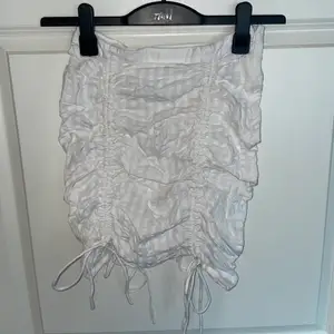 Säljer denna vita kjol i storlek 34 motsvarande XS-S. Helt ny och aldrig använd. Pris kan diskuteras.