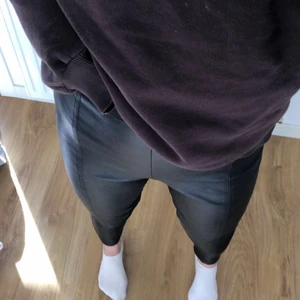 Skinnbyxor - Superfina skinnbyxor från Gina tricot! Använda ett antal gången och är lite slitna vi en söm men inget man tänker på