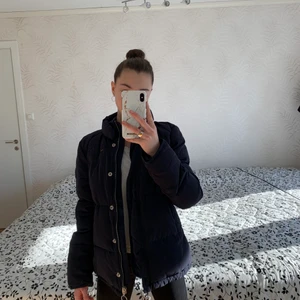 Jacka - Mörkblå jacka från Lee. Funkar som höst, vinter och vår jacka. Jackan har både dragkedja och knappar. Skriv till mig för mer frågor💕 