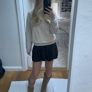 Veckad skinnkjol zara - sjukt snygg veckad skinnkjol från zara, med inbyggda shorts👍🏽❤️ köp direkt för 200+frakt 🥰
