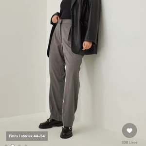 Gråa kostymbyxor i storlek 46 - Dem är gråa och väldigt långa för mig som är 178, rak passform, skönt matrial, skulle säga något små i storlek skulle nog säga storlek 42 . Pris går att förhandlas