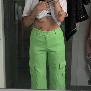 Gröna manchesterbyxor - Säljer mina så coola gröna manchesterbyxor då dom är för korta för mig (är 175). Dom är köpta på cider och är så sköna!! Bara testade och har lappen kvar 💞  