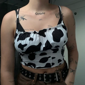 Linne med ko-mönster - Säljer mitt så coola och sköna linne med ko-mönster! Den har som lite ”scrunch” över bröstet💞 Skriv för mer info🥰