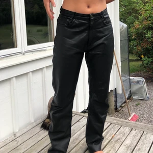 Skinnbyxor - Supersnygga svarta skinnbyxor! Passar perfekt en lite större M, kan passa både större och mindre storlekar beroende på hur man vill att de ska sitta!💗