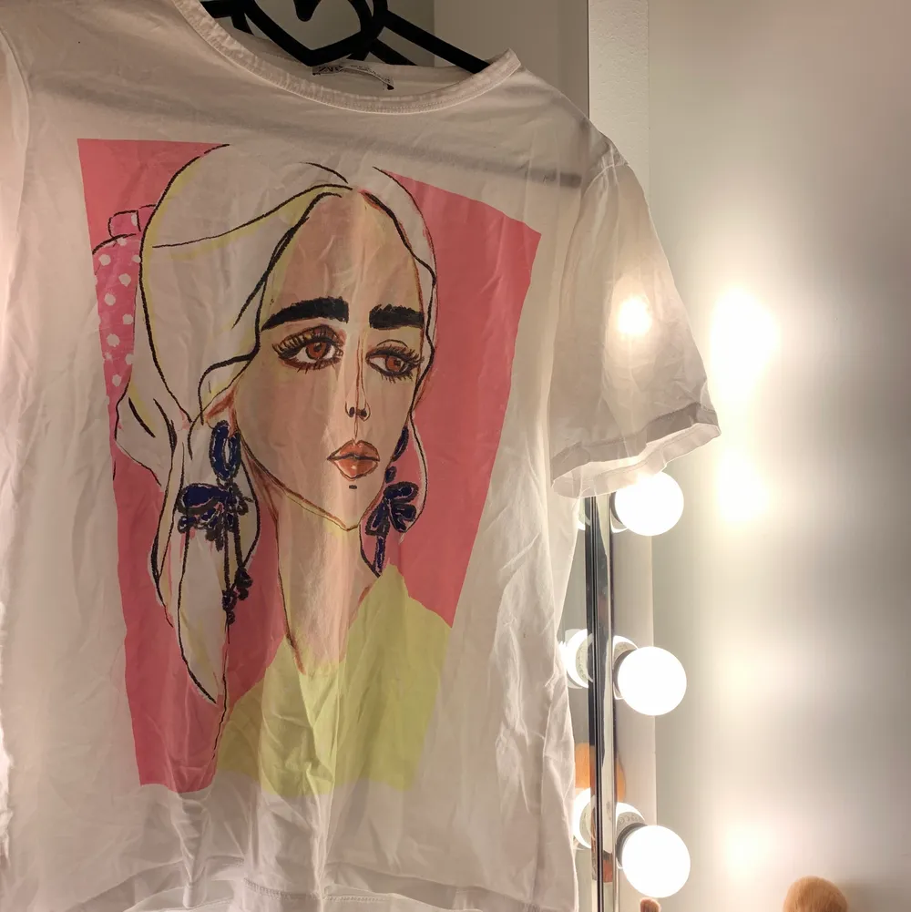 Säljer denna snygga t-shirten från Zara i storlek M för 100kr eftersom den inte kommer till användning 🤩🎨Den ser lite skrynklig ut på bilderna eftersom den legat vikt. (Köparen står för frakten). T-shirts.