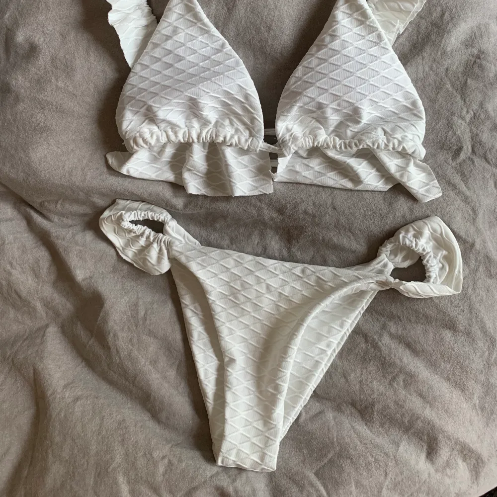 Super gullig vit bikini köpt från Shein innan sommaren men den kom aldrig till användning därför säljer jag nu den💚 den är super skön och i storlek S men skulle säga att den även passar XS! 100kr och frakten ingår. Säljer direkt så inga bud!! Checka gärna in min profil också då jag säljer massvis med snygga billiga kläder just nu som jag vill bli av med!!!💚💚. Övrigt.