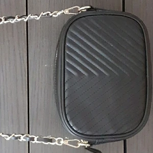 Hand väska  - En svart hand väska dragkedja 3 fickor inuti 