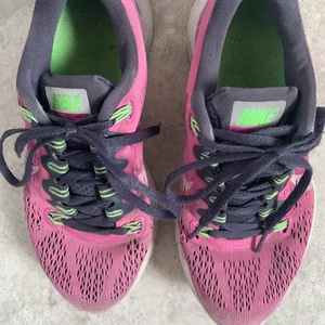 Nike löparskor  - Nike löparskor Lunarglide 5 i storlek 36, använda men i fint skick.