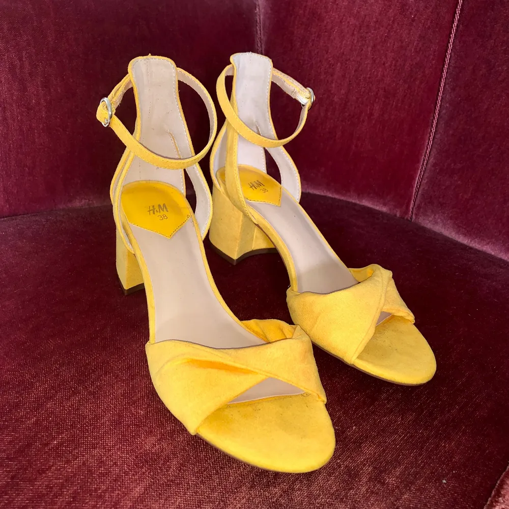 Jättesöta, endast testade, gula sandaletter från H&M. Ca 6cm i klackhöjd. Storlek 38. Mockaliknande material.❗️Köparen står för frakten❗️Skriv om du har några frågor🌸. Skor.
