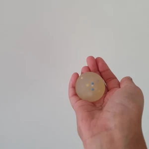 En stressboll  - En jätte skön stressboll man kan ta med sig bart som helst. Den är tyst smart att ha på lektionerna stör ingen. Man känner bollarna inuti jätte sköna dem med.😃
