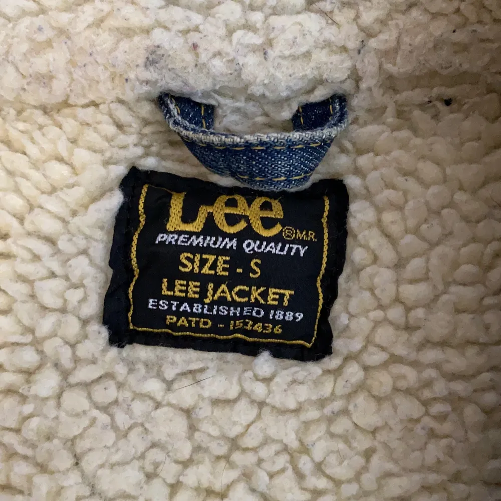 Superfin höstjacka från Lee! 🥺🤩 fint skick, skickas med spårbar frakt som köparen står för. . Jackor.