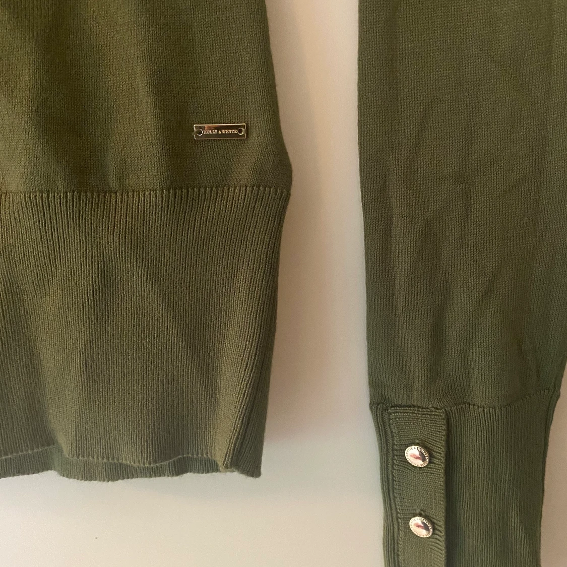 Oanvänd grön stickad tröja m. gulddetalj - 90