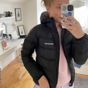 Peak Performance jacka - intressekoll på min Peak Performance jacka, köpt vintern 2019, väl använd men i bra skick! säljer endast vid bra bud :) detta är den perfekta vinterjackan och skidjackan 💞💞 HÖGSTA BUD JUST NU: 950