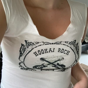 Y2k linne med strass - Supertrendigt y2k linne från märket Kookai. Toppen har synliga tecken på användning. Den är i storlek T1 vilket motsvarar 38-40, alltså hade den passat storlekarna XS(för mer oversize), S och M bäst. Köparen står för frakten. 100% bomull.