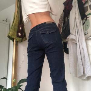 Snygga mid-waist jeans! Är i storlek 26/32 och passar bra i längden på mig som är 171! 