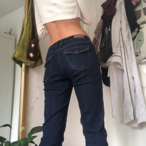 Mörkblåa jeans - Snygga mid-waist jeans! Är i storlek 26/32 och passar bra i längden på mig som är 171! 