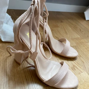 Nude heels med snörning stl. 38 - Helt oanvända klackar fr. Shein. Supersnygga men lite för hög klack för min smak och säljes därför. 