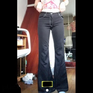 svarta low rise byxor - Lågmidjade byxor med vita sömmar köpta här på plick mem de var tyvärr för små så säljer vidare :( Märket på byxorna är ”space girlz”. Innerbensmåttet är ca 77cm. Kan mötas eller frakta, köparen står för frakt 🙏