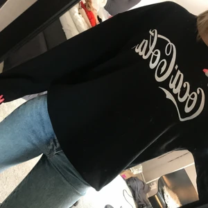 Coca cola tröja - Säljer den då ja endats köpte för jag inte hade med någon tröja när jag va på grönan. Så helt ny! Nypris 500kr kom med bud