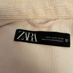 ZARA KAPPA VÅR/HÖSTJACKA  - STORLEK S, BEIGE RIBBAD. Köpte den för 359kr säljes för 199kr 