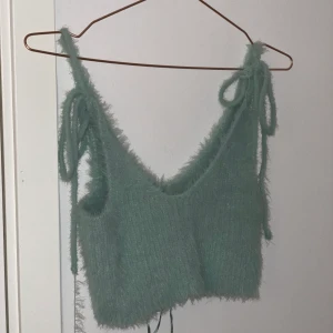 Zara topp - Zara topp som inte längre kommer till användning , jätte skönt material och är i storlek s