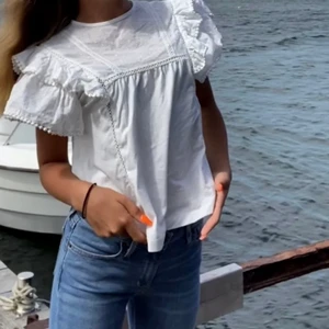 Zara topp - Säljer denna ursöta topp från Zara kids. Den är i storlek 140 men passar mig som en XS eventuellt S. Bilderna är lånade men kan självklart skicka egna bilder ifall det skulle önskas ❤️