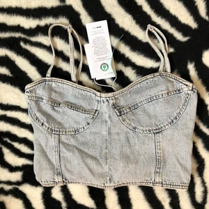 Jeans topp - Jeans topp från Gina, passar tyvärr inte mig därav helt oanvänd med prislapp (därav kan jag inte visa bilder hur den sitter på). Storlek S men ganska liten i storleken. Frakt 45kr