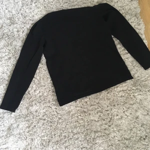 En svart tröja  - En svart tröja, har bra matrial och är i bra skick 