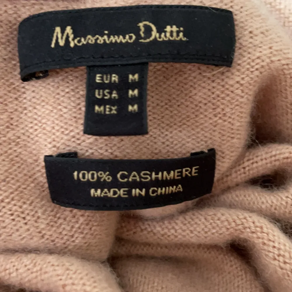 Säljer min favorit kaschmir tröja från Massimo dutti! Köpt för 1500 mitt pris 700! Sparsamt använd och passar till supermycket speciellt nu till hösten! Köpare står för frakt pris kan diskuteras vid snabb affär!. Stickat.