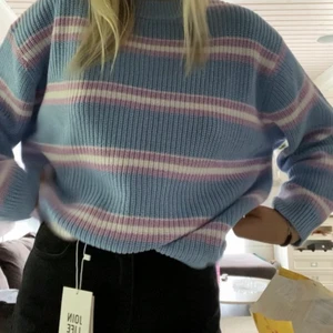 Randig tröja! - Säljer den här super fina randiga stickade tröjan då den inte kommer till använding. Använd ett fåtal gånger!🎸 köpt från zalando (den är oversized)