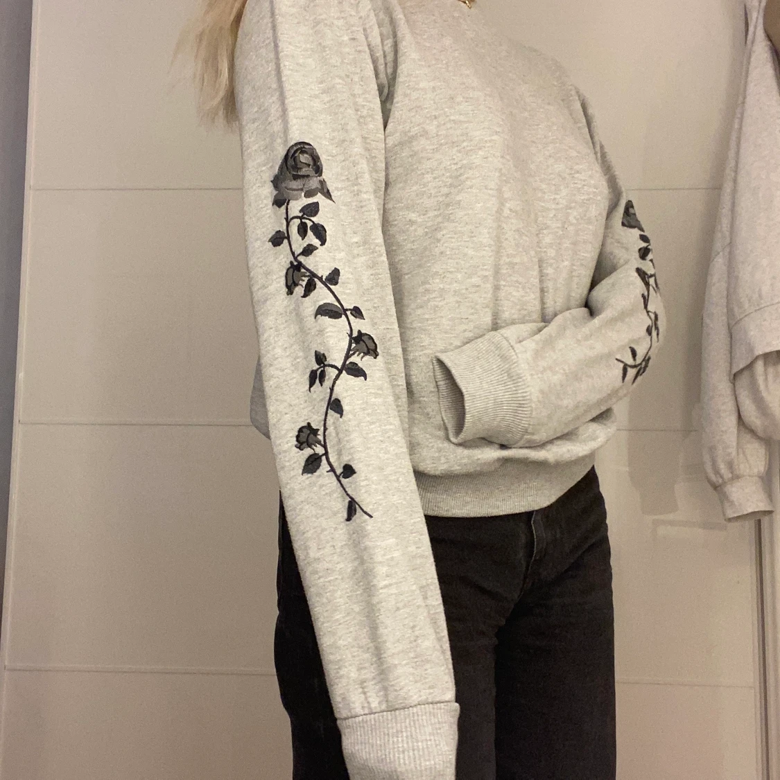 Sweatshirt med broderi