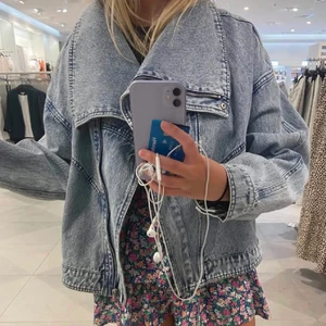 INTRESSEKOLL jeans jacka h&m - Säljer denna jeansjacka från h&m endast för bra bud. Nypris var runt 500kr. Den är knappt använd och som ny. Storlek XS men ganska oversize så funkar som S/M också. 