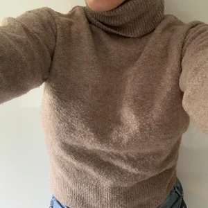 Stickad tröja - Supermysig stickad tröja i fin färg, perfekt till hösten. Hög krage och i storlek XS. Frakt: 48kr.💞💞