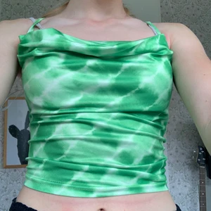 Linne - Säljer detta gröna linne från SHEIN för att jag råkade köpa två. Passar från xxs-s skulle jag säga eftersom att banden i baksidan går att dra hårdare o lösare. Frakt eller möts upp nära göteborg❤️