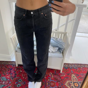 Lågmidjade jeans - Säljer exakt likadana jeans som på första bilden, fast i en annan färg! Helt oöppnade kvar i förpackningen! Lågmidjade, straight leg, helt perfekta verkligen! Så fina blå/gråa❤️ säljs inte längre!