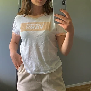 Vans tröja - Säljer denna Vans tröjan💞använd fåtal gånger, inga tecken på noppror eller slitage på trycket💞är i storlek S men skulle snarare säga XS💞går både att mötas eller fraktas, köparen står för frakten (fraktalternativ kan väljas av köparen)💞bara att skicka iväg ett meddelande vi intresse, för fler bilder eller mer info!☺️