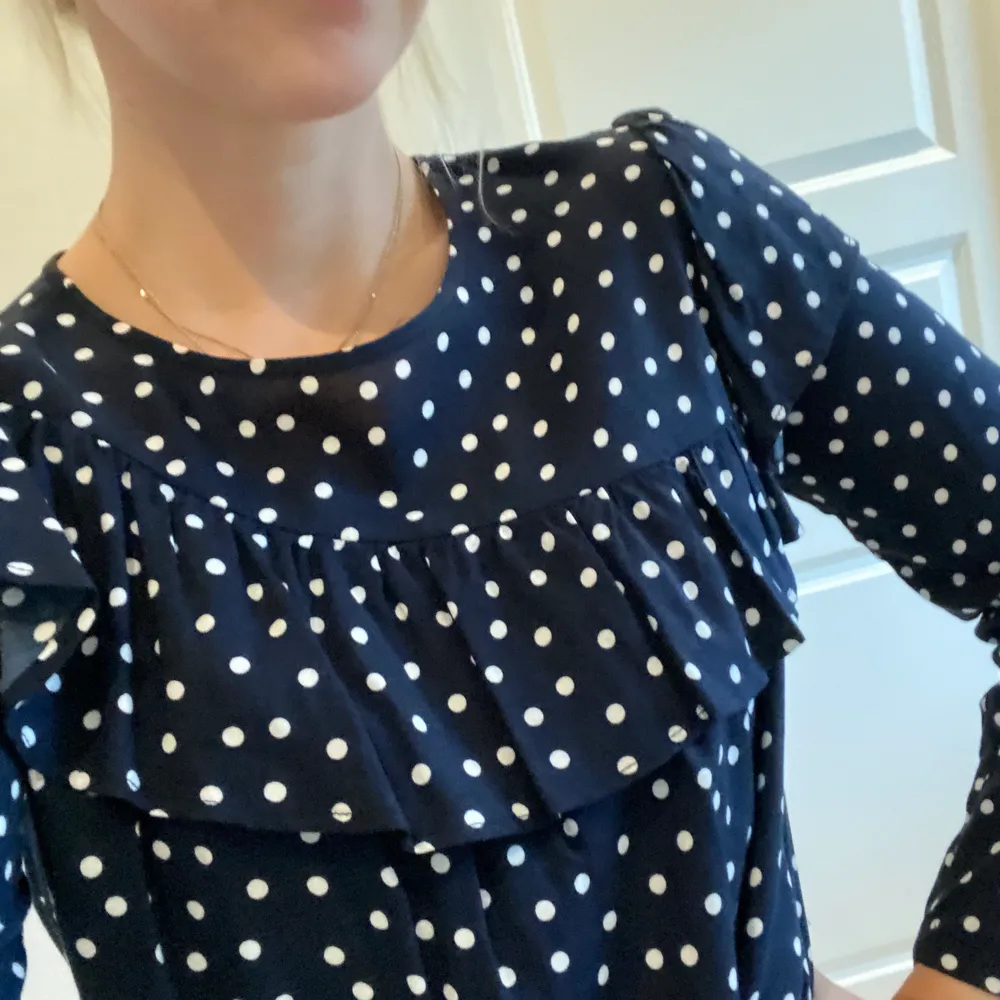 Mörkblå prickig klänning med volang från Zara Kids. Storlek 164 men passar även mig som är XS/34. Använd ett fåtal gånger. . Klänningar.