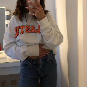 Jeans - Säljer dessa jeans med håll  Är i storlek 34 Använda fåtal ggr  Köpta för 500kr  Frakten är inkluderad i priset