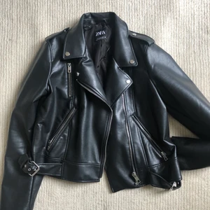 Skinnjacka Zara - Skick: 10/10. Från zara i storlek XL, extremt liten i storlek så sitter perfekt lite oversized på mig med xs och är 180. Sjukt najs till hösten. Man kan ha tjocka tröjor under utan att det känns för tajt.