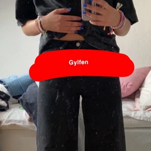 Breda jeans från weekday - Säljer nu mina jeans från weekday då som tyvärr blivit för små för mig. Jeansen är breda och långa (jag är 177). Köpta för 599