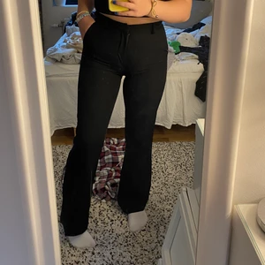 Kostymbyxor - Jag säljer ett par kostymbyxor som har en lite bootcut modell/flare! Dessa är såååå fina men de är tyvärr lite små på mig och kommer då inte till användning! De är i fint skick då jag inte använt de så mycket och har som fake fickor där bak💗