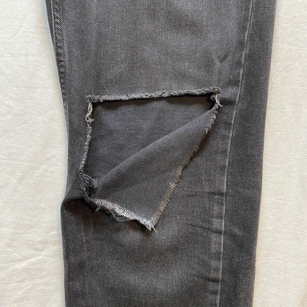 Svarta jeans med hål vi knäet. Lite baggy eller kan man para den med ett bälte för ha den tight runt midjan. . Jeans & Byxor.