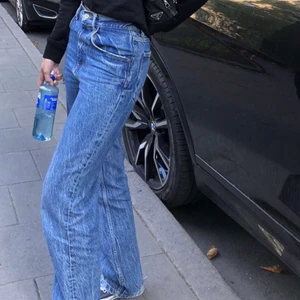 Jeans - Säljer dessa jeans! Från zara, har växt ur dem. Mina favoritbyxor ett långt tag. Använda och lite sönder. Jag är ungefär 170 cm lång och dem sitter i längden bra! 