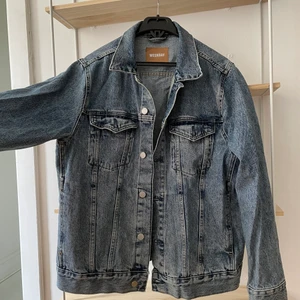 Weekday jeans jacka Herr  - Snygg oanvänd jeans jacka från weekday för herr men även kan använda som kvinna. Storlek M nypris 600 kr