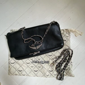 Zadig väska  - säljer min fina zadig väska då den inte kommer till användning längre! har fått den i present så därför har jag inte kvitto kvar men dustbag följer med. köpt för 3579 kr 💕 har inga problem med att diskutera mitt pris. 