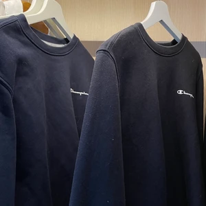 Champion sweatshirt - Säljer dessa som jag nästan aldrig använder, köp båda för 100kr💖 sitter oversized för en S och vanlig passform för en M. Visar sig vara väldigt populära därav budgivning eller köpa direkt 250kr för båda tröjorna💖💖 bud 120💖