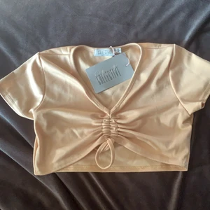 Beige topp  - Jätte gullig topp, helt oanvänd, med prislapp kvar. Säljer då den inte kommit till användning :) 